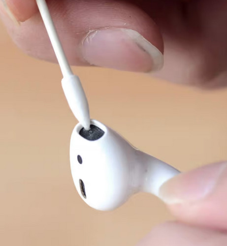 clean-airpods-with-cotton-buds