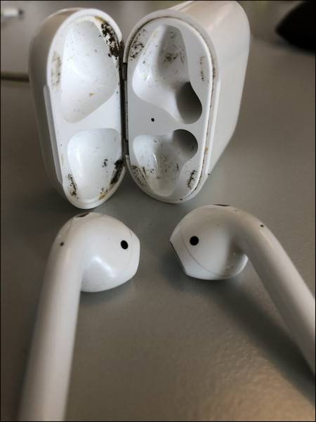 dirty-airpods-case